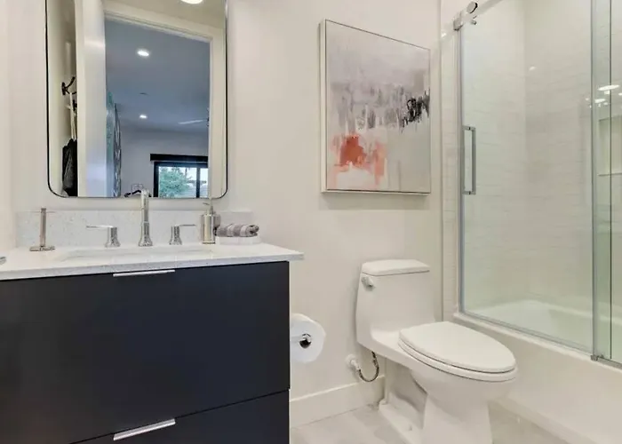 Perfect Friends Escape In Old Town With Pool Access And Roof Deck!