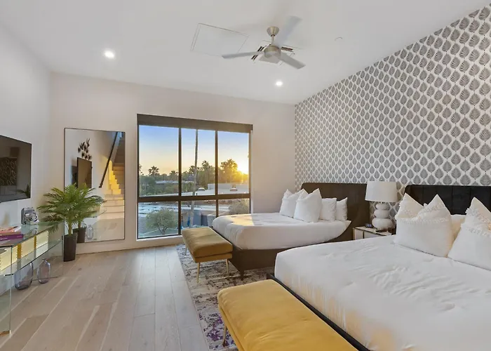 Perfect Friends Escape In Old Town With Pool Access And Roof Deck! Scottsdale