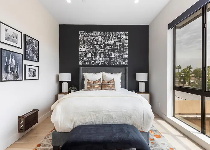 Perfect Friends Escape In Old Town With Pool Access And Roof Deck! Scottsdale