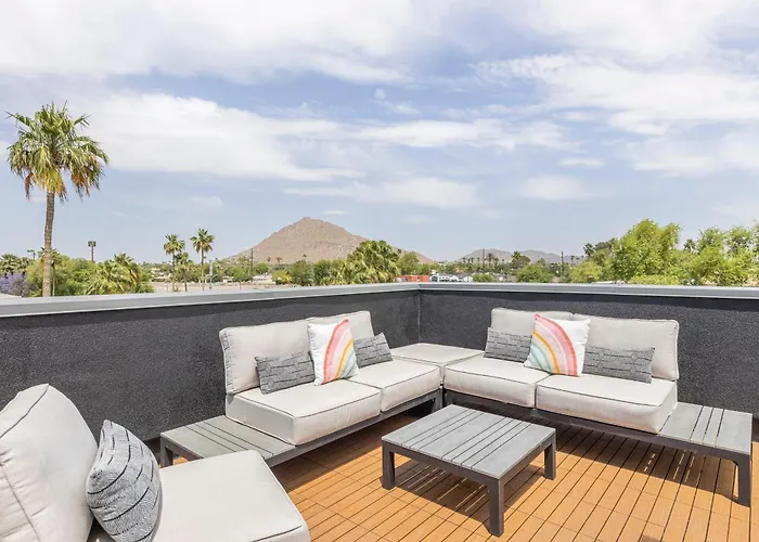 Perfect Friends Escape In Old Town With Pool Access And Roof Deck!